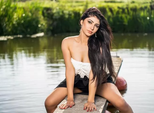 Genuine call girls in Indore offered by college girls nearby you 2