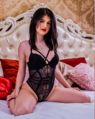 Big Boob & Sexy Ass College Student In Noida waiting nearby top Hotel 1
