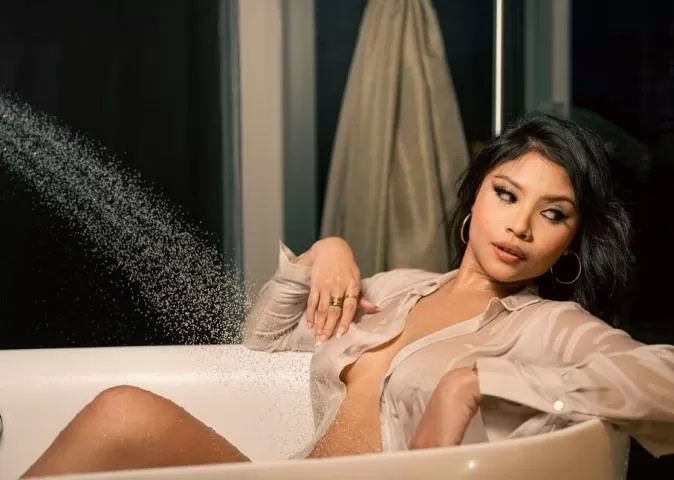 Give me a call to meet a gorgeous and sensual girl 4